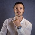 Gabriel Honrar de camisa branca, de frente